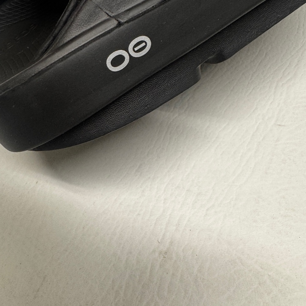 Oofos Black unisex Flip Flops size W10-M8 - Picture 3 of 5